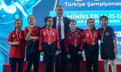 Minik Kız Güreşçiler Türkiye Şampiyonu Oldu: Sivas'ta Büyük Heyecan