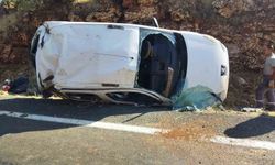 Mardin’de hafif ticari araç takla attı, 3 kişi yaralandı