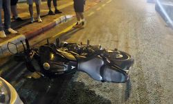 Park halindeki otomobile çarpan motosiklet sürücüsü yaralandı