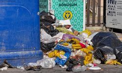 İzmir Buca'da işçilerin grevi nedeniyle oluşan çöp yığınları tepkilere neden oluyor