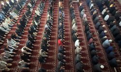 Yüksekova’da bayram namazında vatandaşlar camileri doldurdu