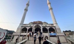 Depremin vurduğu Hatay’da vatandaşlar bayram namazı için camilere akın etti