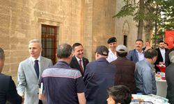 Karaman’da il protokolü vatandaşla bayramlaştı