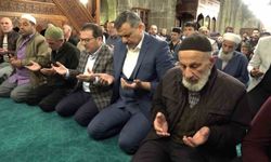 Erzurum’da protokol vatandaşlarla bayramlaştı