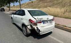 Hafif ticari araç ile otomobil çarpıştı