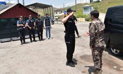 Hakkari Emniyet Müdürü Yılmaz, Yüksekova’da polislerle bir araya gelerek bayramlarını kutladı