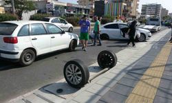 Çarpışan otomobillerden biri ters döndü, diğerinin iki tekeri gövdeden ayrıldı