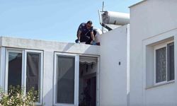 Anahtarını unutunca çatıdan eve girmeye çalışırken düşen emekli polis hayatını kaybetti