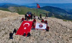 Off-road tutkunları 2 bin 587 rakımlı zirvedeki Türk bayrağını değiştirdi