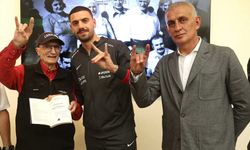 Prof. Dr. Aziz Sancar, TFF Başkanı İbrahim Hacıosmanoğlu ve Merih Demiral ile birlikte bozkurt pozu verdi