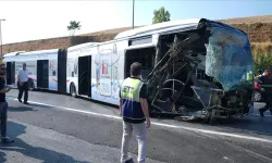İstanbul'da kontrolden çıkan metrobüs bariyerlere çarptı