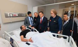 Muğla Valisi Akbıyık, hastanedeki depremzedeleri ziyaret etti