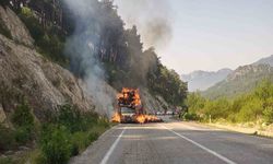 Saman yüklü araç alev alev yandı