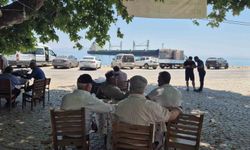 Karaya oturan gemiyi köy kahvesinden izliyorlar