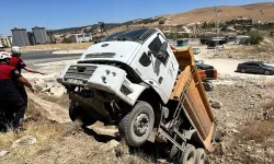 Şanlıurfa'da şarampole düşen kamyonun sürücüsü kepçeyle kurtarıldı