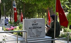 İzmir'de şehit yakınları bayramda şehitliği ziyaret etti