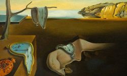 Zamanın Akışına Direnen Sürrealizm: Salvador Dalí’nin “Belleğin Azmi” Tablosu