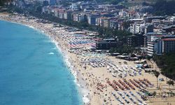 Antalya sahillerinde Kurban Bayramı'nın ilk gününde yoğunluk yaşanıyor