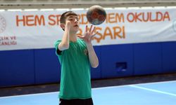 Genç hentbolcu tek eliyle takımına güç veriyor