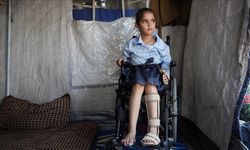 İsrail saldırısıyla felç kalan Gazzeli küçük Rihab, çocukluğuna ve mutluluğa da hasret kaldı