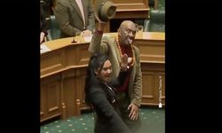 Yeni Zelanda'da "Haka dansı" protestosuyla gündeme gelen 3 milletvekili görevden uzaklaştırıldı