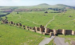 Ani Ören Yeri'ndeki surlar asırlardır ihtişamıyla ayakta duruyor