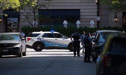 Chicago kentinde bir sürücü arabasını düzensiz göçmenleri destekleyen eylemcilerin üzerine sürdü