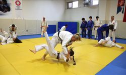 Antrenör baba, judo sevgisini ailesine aşıladı