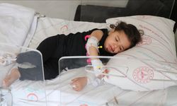 Siirt'te 1,5 yaşındaki çocuğun 5. kattan otomobilin üzerine düşmesi kamerada