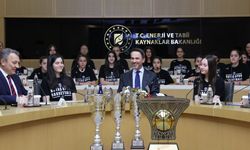 Bakan Bayraktar, şampiyon sporcuları ağırladı