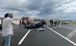 Kars’ta otomobil kamyona çarpıp takla attı
