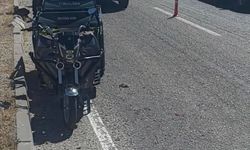 Ankara’da tırın sıkıştırdığı 3 tekerli motosiklet devrildi: 3 yaralı