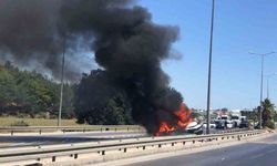 Manavgat’ta bariyerlere çarpan otomobil alev aldı: 2 yaralı
