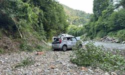 Rize’de kontrolden çıkan hafif ticari araç dereye uçtu