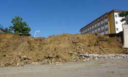 Çatlaklar oluşan lisenin bahçe duvarı yıkıldı
