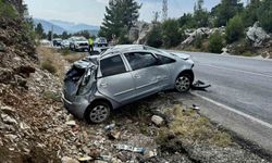 Akseki’de otomobil yoldan çıkıp kayalık alana çarptı: 5 yaralı