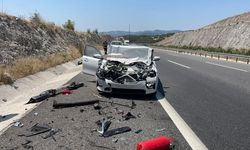 Balıkesir’de otomobil önünde giden kamyonete çarptı; 2 yaralı