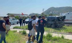 Tur minibüsü ile hafif ticari araç çarpıştı: 2 yaralı