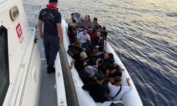 İzmir’de 31 düzensiz göçmen ve 1 kaçakçı yakalandı, 33 göçmen kurtarıldı