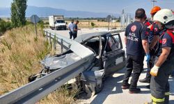 Bariyerlere saplanıp hurdaya dönen araç sürücüsü yaralandı