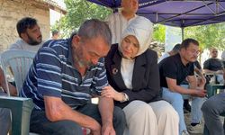 Bakan Yardımcısı Yenigün, şehidin babasına ve eşine başsağlığı diledi