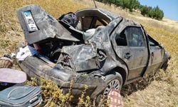 Tarlaya devrilen otomobildeki 3 kişi yaralandı
