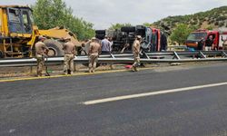 Yangına giden itfaiye aracı devrildi: 1’i ağır 3 yaralı