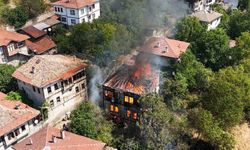 Alevlerin sardığı 150 yıllık tarihi konak dronla görüntülendi