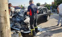 Beton direğe çarpan otomobil hurda yığınına döndü: 1 yaralı