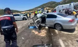 Isparta'da iki otomobil çarpıştığı kaza kamerada: 1'i ağır 8 yaralı