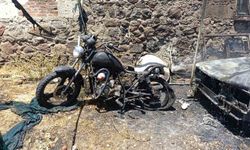 Ayvacık’ta park halindeki otomobil ile motosiklet yandı
