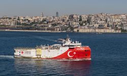 Somali'deki görevini tamamlayan Oruç Reis Sismik Araştırma Gemisi, İstanbul Boğazı'ndan geçiyor