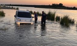 Osmaniye'de su seviyesi yükselen nehrin kenarındaki araçta mahsur kalan 4 kişi kurtarıldı