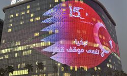 Doha'daki "The View Hospital", 15 Temmuz dolayısıyla Türk ve Katar bayraklarıyla aydınlatıldı